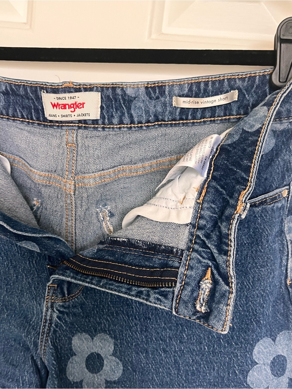 Wrangler mid-rise vintage Floral Denim Shorts - Picture 9 of 14